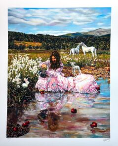 Surrealistisk konst av Caroline af Ugglas med kvinna i rosa klänning, vita kaniner, äpplen, lamm och två hästar i ett fjällandskap. Bilden förmedlar sagostämning och symbolik.