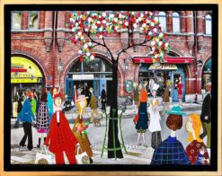 Marika Lang Östermalmshallen mixmedia med färgstarka figurer framför Östermalmshallen i Stockholm