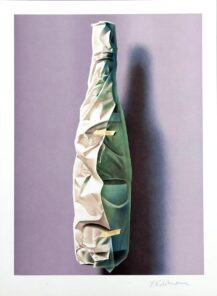 Fotorealistisk grafik av Yrjö Edelmann föreställande en flaska inslagen i skrynkligt papper med gröna toner och stark ljussättning