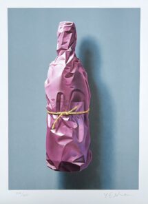 Yrjö Edelmann Wrapped up in pink, signerad grafik med rosa inslaget objekt bundet med snöre mot blågrå bakgrund.